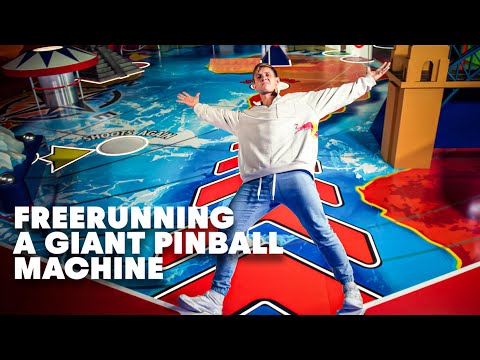 Freerunner als menschliche Kugel in gigantischer Pinball-Maschine lyteCache.php?origThumbUrl=https%3A%2F%2Fi.ytimg.com%2Fvi%2F1NAxcuqNzgI%2F0 