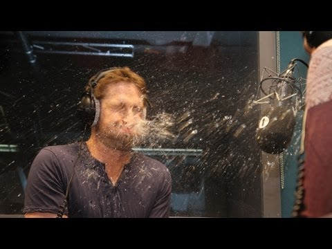 Gerard Butler prustet vor Lachen sein Wasser aus lyteCache.php?origThumbUrl=https%3A%2F%2Fi.ytimg.com%2Fvi%2F1_YDBOtp0kw%2F0 