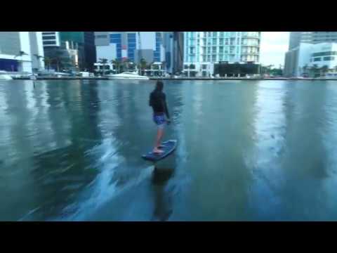 Auf dem elektrischen Surfbrett durch Miami gleiten lyteCache.php?origThumbUrl=https%3A%2F%2Fi.ytimg.com%2Fvi%2F3ah6FQP5ozk%2F0 