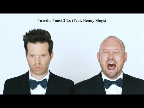 Tuxedo stellen im "Toast 2 Us"-Musikvideo etliche Albumcover nach lyteCache.php?origThumbUrl=https%3A%2F%2Fi.ytimg.com%2Fvi%2F5JOt617cDto%2F0 