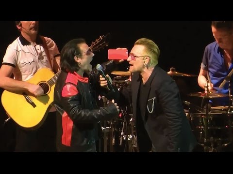 Bono lässt Sänger einer U2-Coverband "Sweetest Thing" mitsingen lyteCache.php?origThumbUrl=https%3A%2F%2Fi.ytimg.com%2Fvi%2F6UapLs03yOs%2F0 