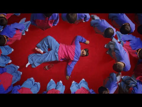 Musikvideo: Oliver Tree - "Life Goes On" lyteCache.php?origThumbUrl=https%3A%2F%2Fi.ytimg.com%2Fvi%2F8F2s8ivKXNY%2F0 