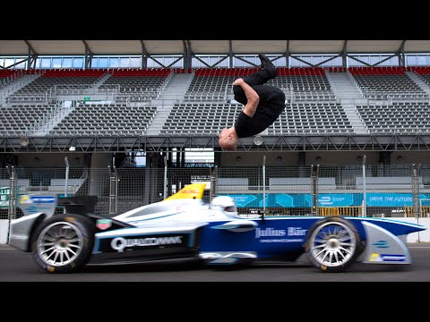 Damien Walters macht einen Backflip über einen fahrenden Formula E-Rennwagen lyteCache.php?origThumbUrl=https%3A%2F%2Fi.ytimg.com%2Fvi%2FEF9bbY3-lQU%2F0 