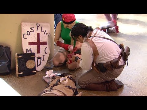 Der "Cosplay Medic" hilft spontan bei kaputt gegangenen Verkleidungen lyteCache.php?origThumbUrl=https%3A%2F%2Fi.ytimg.com%2Fvi%2FF0YPgT_AWNM%2F0 