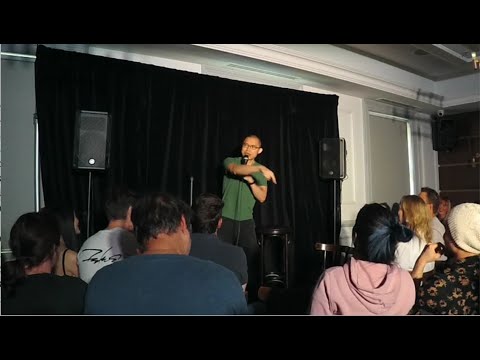 Stand-up-Comedy: Jinx Yeo über bescheuerte Dinge, die Eltern sagen lyteCache.php?origThumbUrl=https%3A%2F%2Fi.ytimg.com%2Fvi%2FGsX2EDmJjLs%2F0 