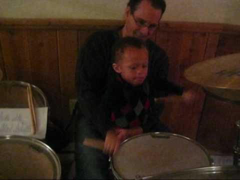 2-jährige Drummer  lyteCache.php?origThumbUrl=https%3A%2F%2Fi.ytimg.com%2Fvi%2FLtuUO25QiGg%2F0 