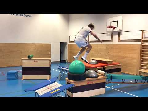 Verrückter Hindernis-Parkour durch die Sporthalle lyteCache.php?origThumbUrl=https%3A%2F%2Fi.ytimg.com%2Fvi%2FPs-vUsNRXII%2F0 