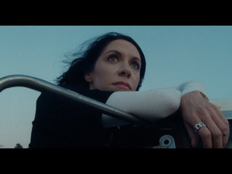 Musikvideo: K.Flay - "Nothing Can Kill Us" lyteCache.php?origThumbUrl=https%3A%2F%2Fi.ytimg.com%2Fvi%2FVfwLRn4fKdM%2F0 