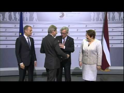 Jean-Claude Juncker betrunken beim EU-Gipfel lyteCache.php?origThumbUrl=https%3A%2F%2Fi.ytimg.com%2Fvi%2FXPgiI46FCDU%2F0 