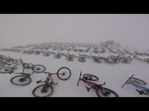 Auf 700 Mountainbikes nach Massenstart den Gletscher runter lyteCache.php?origThumbUrl=https%3A%2F%2Fi.ytimg.com%2Fvi%2FZbfQwf6JTl4%2F0 