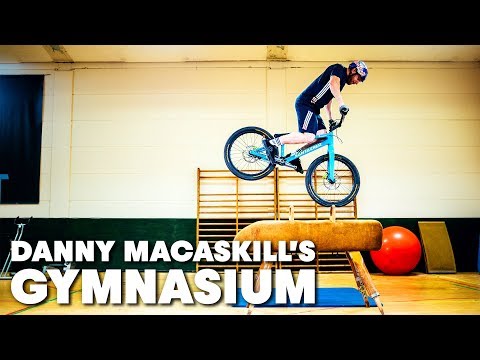 Danny MacAskill macht Trial-Tricks in der Turnhalle lyteCache.php?origThumbUrl=https%3A%2F%2Fi.ytimg.com%2Fvi%2FfAEBNEscL0c%2F0 