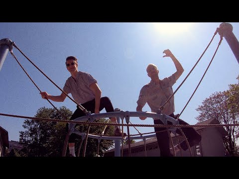 Musikvideo: Rooftop Sailors - "Look At Me Now" lyteCache.php?origThumbUrl=https%3A%2F%2Fi.ytimg.com%2Fvi%2FfuqwSjDXrA0%2F0 