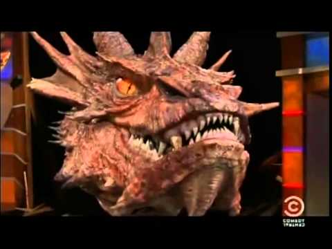 Colbert interviewt Smaug lyteCache.php?origThumbUrl=https%3A%2F%2Fi.ytimg.com%2Fvi%2FjaRoqslM4W0%2F0 