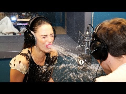 Gerard Butler prustet vor Lachen sein Wasser aus lyteCache.php?origThumbUrl=https%3A%2F%2Fi.ytimg.com%2Fvi%2FoFZxFnwAuYs%2F0 