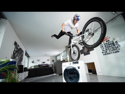 Fabio Wibmer macht Fahrrad-Tricks im "Home Office" lyteCache.php?origThumbUrl=https%3A%2F%2Fi.ytimg.com%2Fvi%2FrAHQY2FHcOo%2F0 