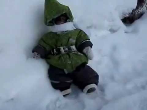 Äffchen in Kinderklamotten im Schnee lyteCache.php?origThumbUrl=https%3A%2F%2Fi.ytimg.com%2Fvi%2FrLLQLMIhP9E%2F0 