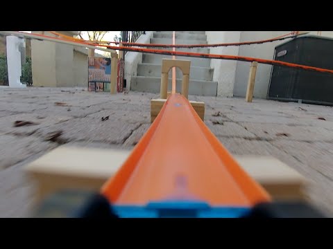 POV-Fahrt: 88 Meter lange und über 3 Stockwerke gehende Hot-Wheels-Strecke lyteCache.php?origThumbUrl=https%3A%2F%2Fi.ytimg.com%2Fvi%2Fu8ZzKqm-3wg%2F0 