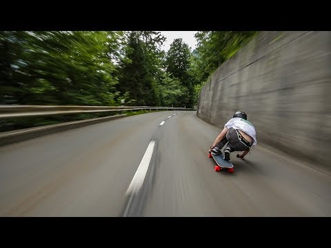 Mit 112 km/h auf dem Longboard die Straße runter lyteCache.php?origThumbUrl=https%3A%2F%2Fi.ytimg.com%2Fvi%2FvSBcrmx4aFw%2F0 