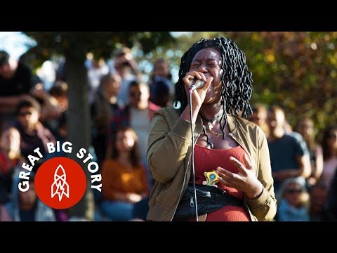 Great Big Story über das Mauerpark-Karaoke in Berlin lyteCache.php?origThumbUrl=https%3A%2F%2Fi.ytimg.com%2Fvi%2FwDqW0fThWQE%2F0 