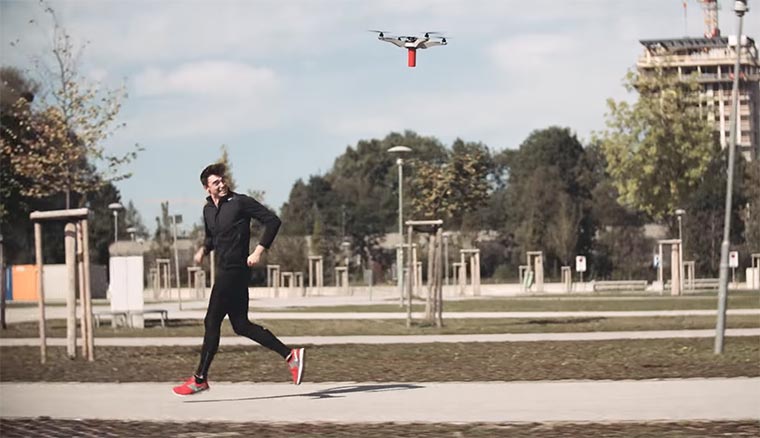 Lautsprecher-Drohne überrascht Jogger mit „Eye of the Tiger