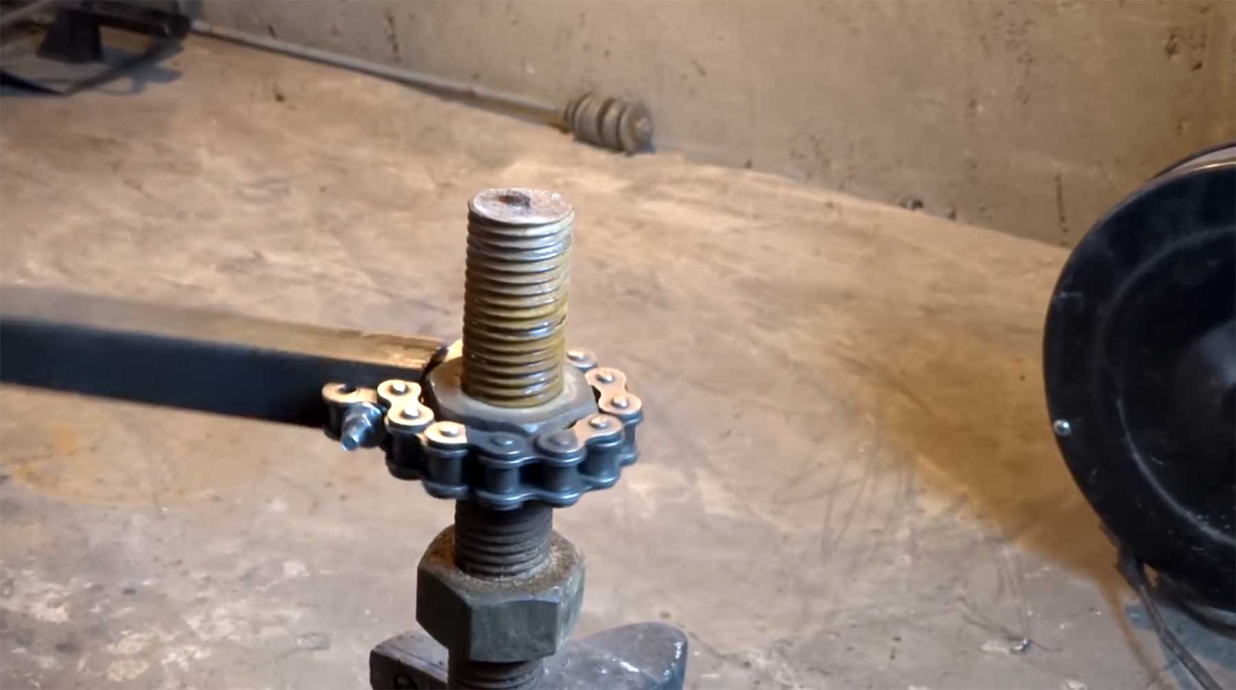 Wie man aus einer Motorrad-Kette einen Universalschraubenschlüssel macht -  Was is hier eigentlich los