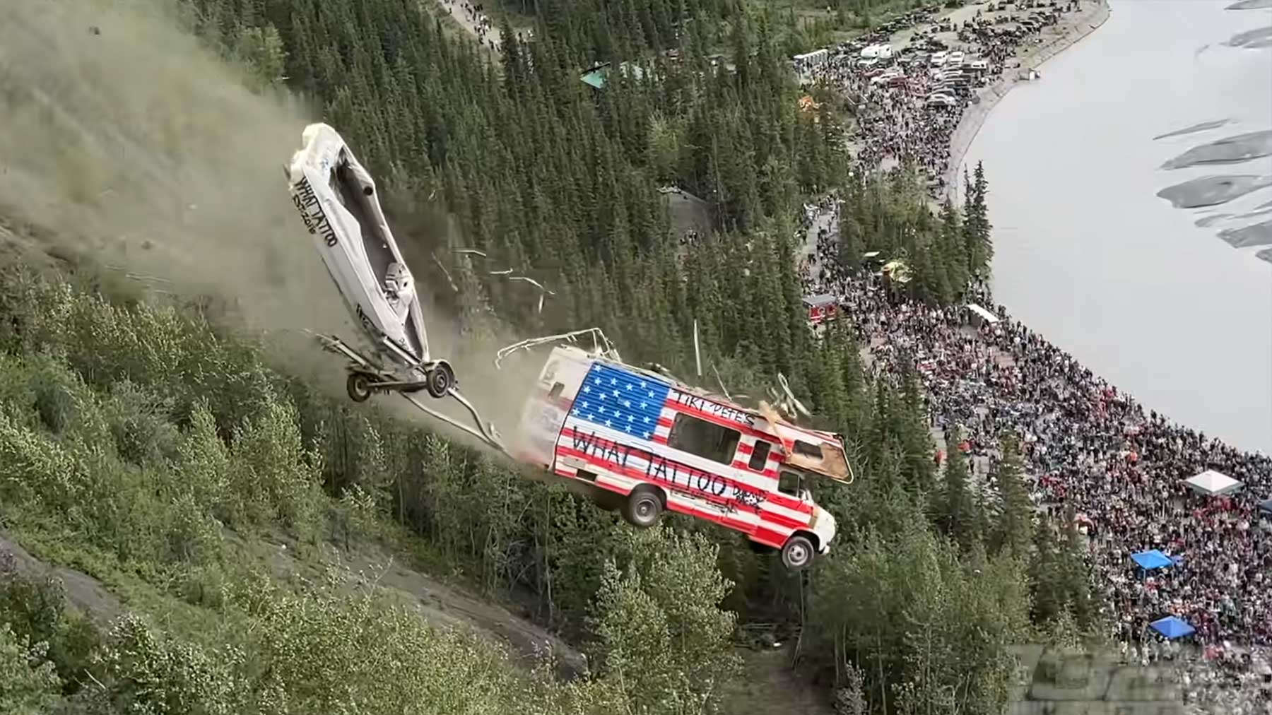 In Alaska werden am 4. Juli Autos von einer Klippe gefahren