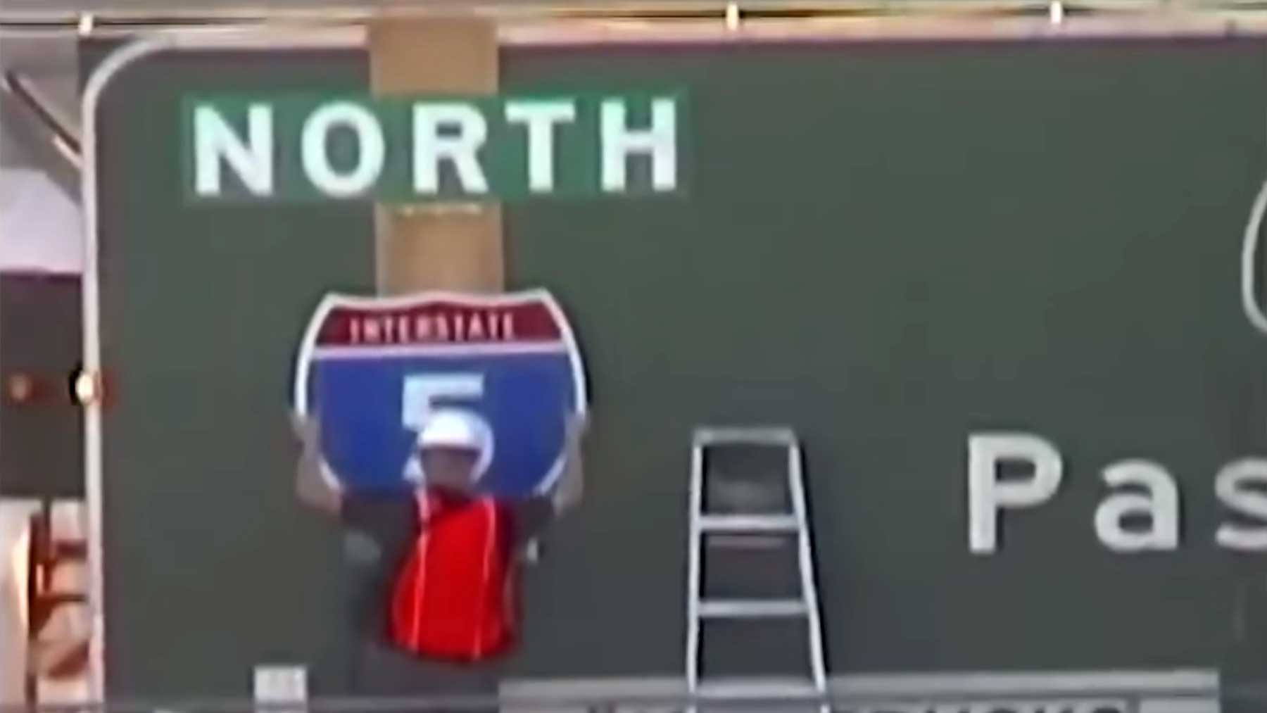 Street Artist verändert Autobahnschild & hilft damit etlichen Autofahrenden Guerilla-Public-Service-street-art-autobahnschild-angebracht 