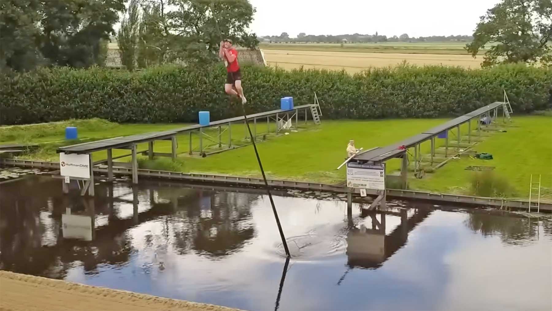 Fierljeppen: Stabhochklettersprung in Holland