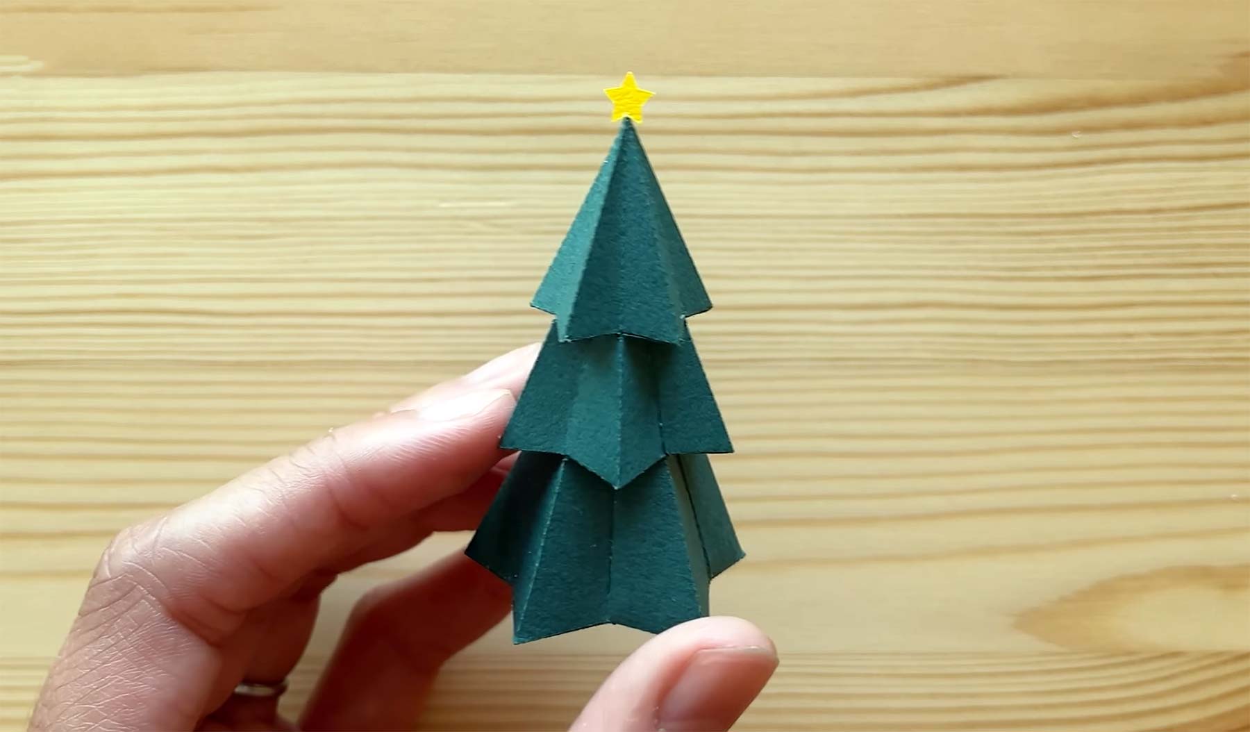 Anleitungsvideo: Weihnachtsbäume aus Papier basteln Weihnachtsbaum-aus-papier-basteln-falten-anleitung_2 